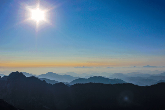 夕阳山影