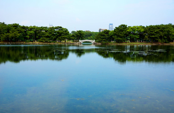 静静的湖水