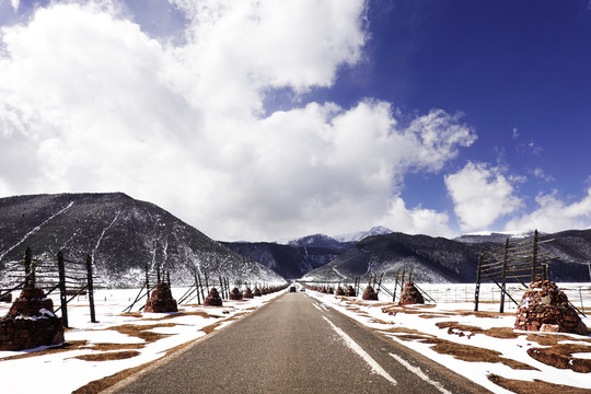 石卡雪山之路