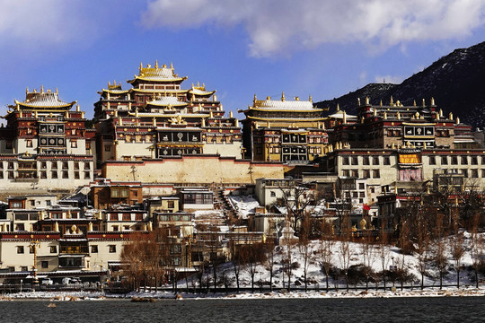 松赞林寺近景