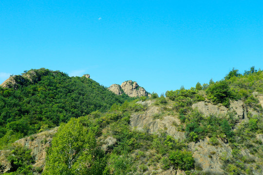 群山峻峭