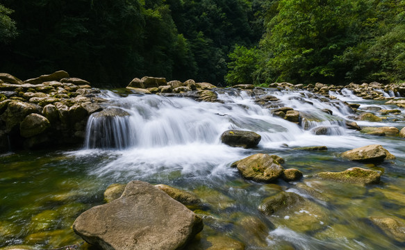 溪流瀑布