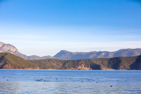 朦胧的泸沽湖湖面