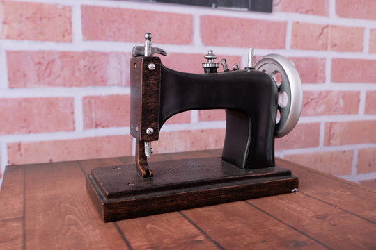 老式缝纫机模型
