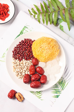 红豆薏米银耳汤食材