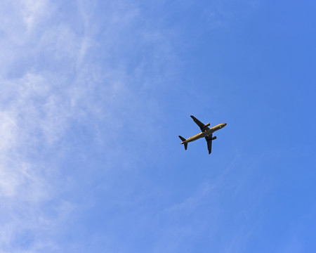 天空中的飞机