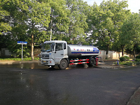 撒水车