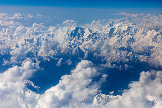 连绵雪山