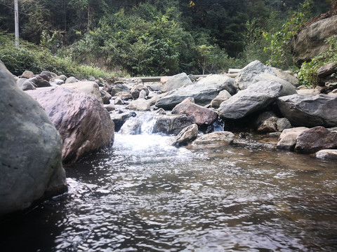 峡谷水流