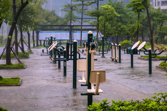 下雨中的风景公园