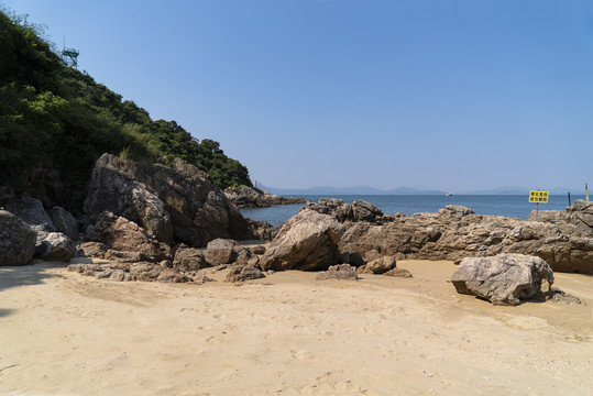 海岛礁石蓝天