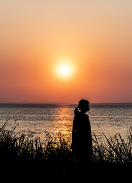 夕阳下的少女