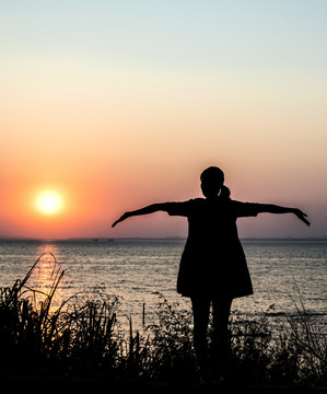 夕阳下的少女