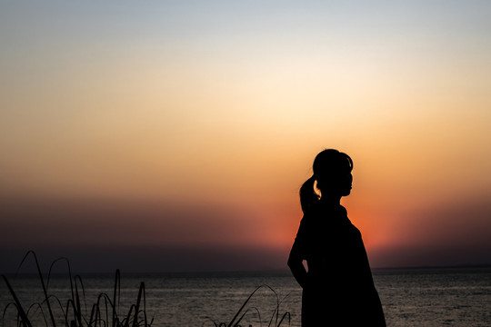 夕阳下的少女