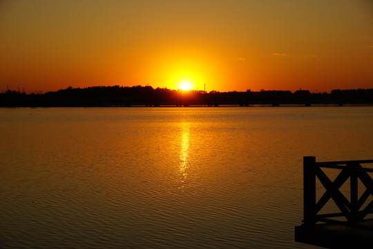 沈阳丁香湖的黄昏夕阳景色