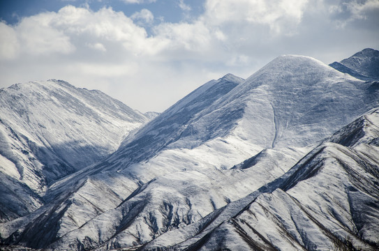 青藏高原积雪大山