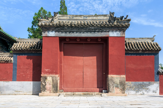红色中式大门