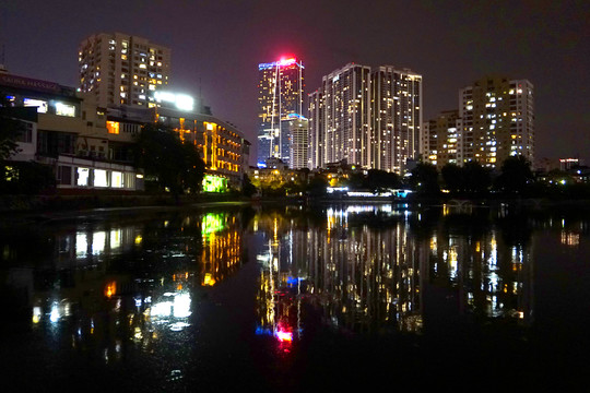 越南河内城市夜景及湖面倒影