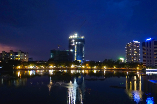 越南河内城市夜景及湖面倒影