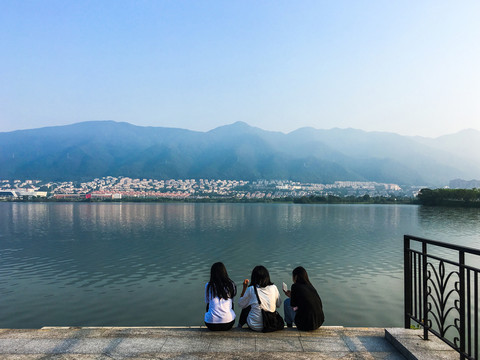 湖边一起看海的女孩