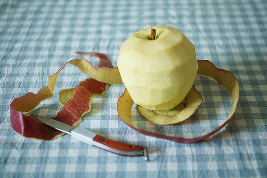 格子桌布的上削皮苹果