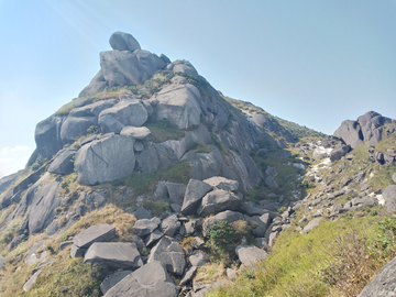 梁野山古母石