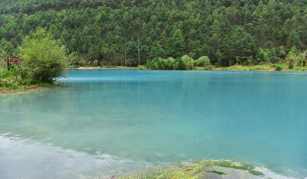 蓝色湖水