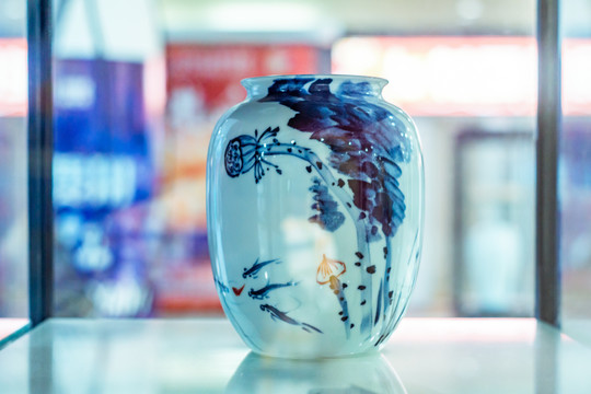 荷花广口陶瓷瓶