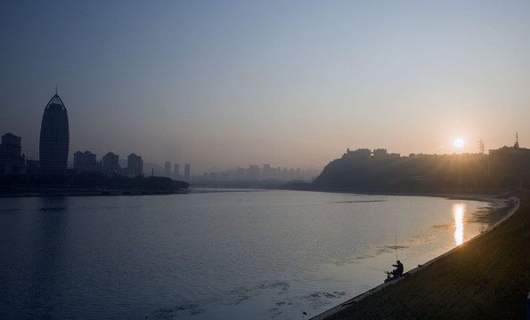 河岸城市早晨