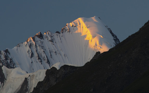 红色雪山