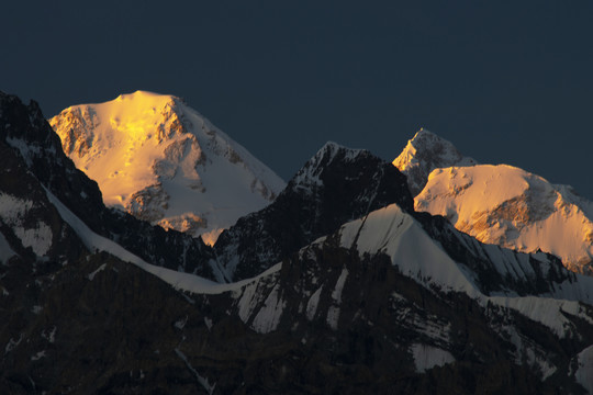 红色雪山