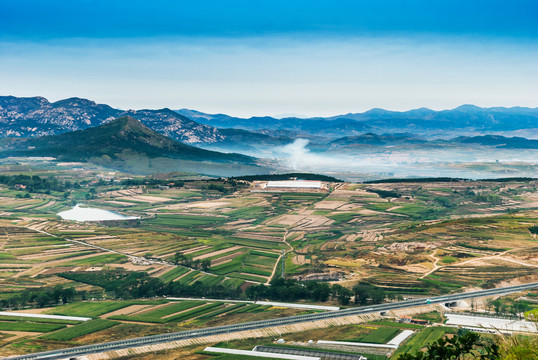 秋日山村晨雾美景