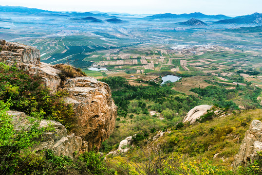 秋日山村晨雾美景