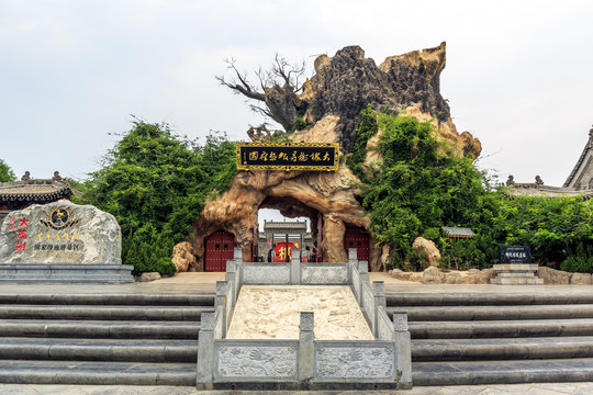 洪洞大槐树寻根祭祖园根雕大门