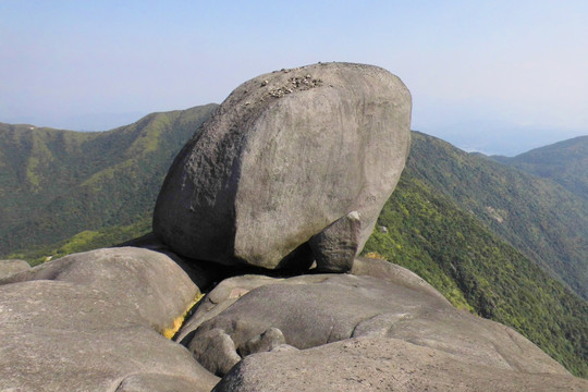 梁野山古母石