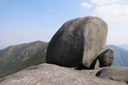 梁野山古母石