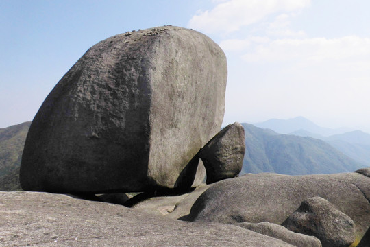 梁野山古母石