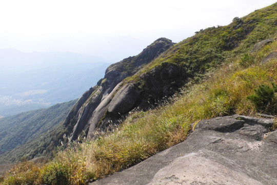 梁野山峭壁