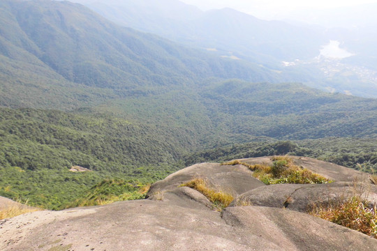 梁野山顶俯瞰世界