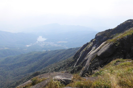 雄伟的梁野山峰