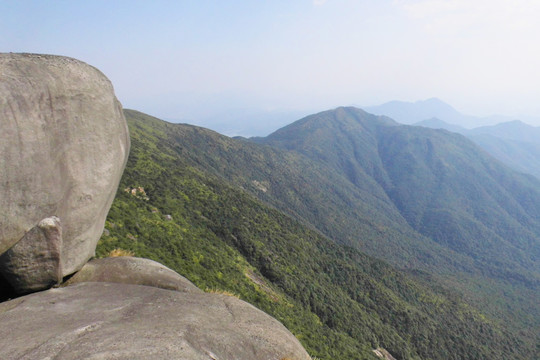 雄伟的梁野山峰