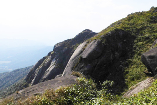 梁野山峰躺坐的神仙石