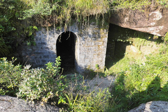 梁野山顶石洞