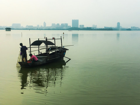 清晨星湖的小渔船