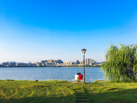 晨曦中的波海湖公园