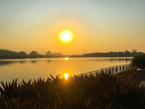 波海湖公园初升的太阳