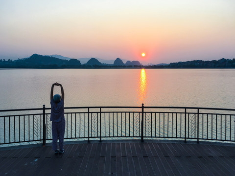 波海湖公园初升的太阳