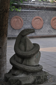 蛇石像