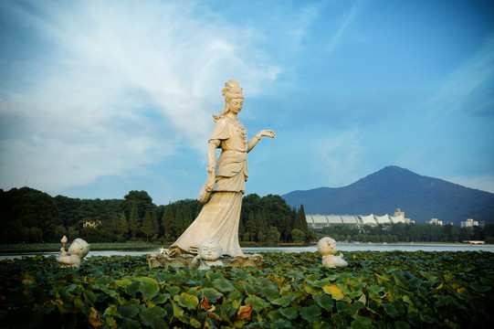 莲花仙子婷婷玉立的雕塑