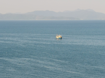 海上日出船